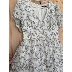 NWT Lulus So True White Floral Print Tiered Short Sleeve Mini Dress Casual Sz S thumbnail 4