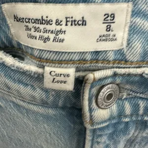 Abercrombie Curve Love Ultra High Rise 90s Straight Jean 29 or 8 Long in Vintage Wash thumbnail 7