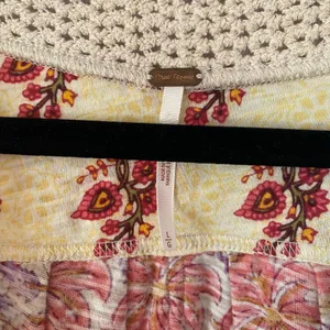 Free People Pink Purple Floral V-neck Shirt Crochet Neckline Women's size Large thumbnail 3