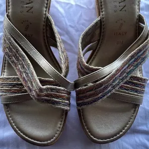 Italian Shoemakers Women’s Size 8 Brown Fabric Wedge Sandals Slip On 3” Heel thumbnail 2