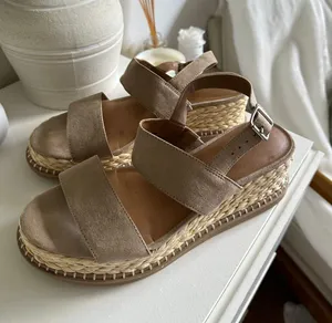 Universal Threads women’s sandals thumbnail 2