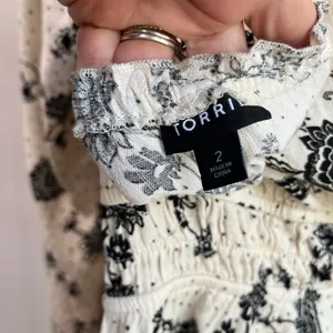 Torrid Peasant‎ Blouse Size 2 Smocked Waist Long Sleeve Floral Black White thumbnail 7