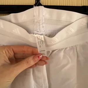 Adidas women’s HYGLM PACER shorts size MEDIUM/WHITE thumbnail 4