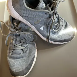 Under Armour Women’s size 8.5 Light Gray Running Sneakers thumbnail 3