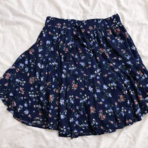 Francesca’s Navy Floral‎ Tiered Mini Skirt Size M NWT Boho thumbnail 1