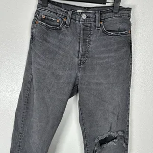 Levis Womens Size 28 Wedgie Straight Jeans Distressed Gray Black Wash Button Fly thumbnail 2
