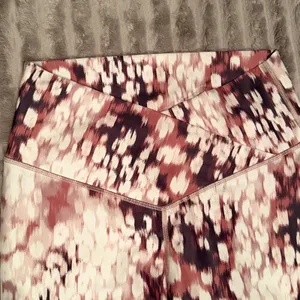 OFFLINE by Aerie Real‎ Me Crossover 7/8 Leggings Size L High Rise Pink Abstract thumbnail 3