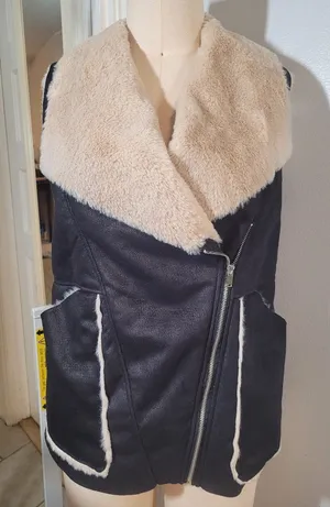 Women's black and cream vest with sheepskin lining. Zara brand. Size S. thumbnail 1