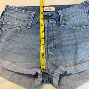 Hollister Button Fly Denim Jean Shorts Size 0 Cuffed Hem 2” Inseam 9” Rise thumbnail 7