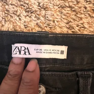ZARA Black Distressed Raw Hem Straight Leg Jeans Women's Size‎ 4 thumbnail 2