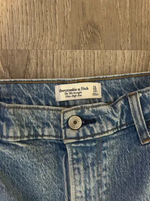 Abercrombie 90s Straight Ultra High-Rise Light Blue Jeans thumbnail 3