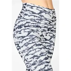 Fabletics small black and white abstract print 7/8 leggings thumbnail 2