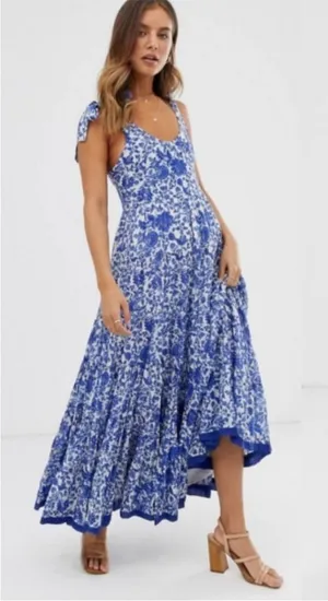 FREE PEOPLE Kikas Blue And White Floral Tie Shoulder Maxi Dress Size Medium thumbnail 1