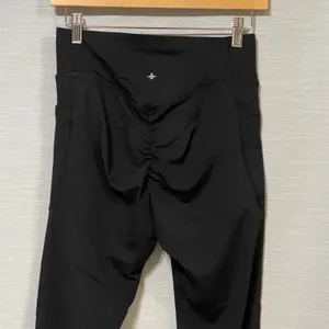 Halara Black Crossover V-Waist Ruched Scrunch Butt Pockets Leggings Womens M thumbnail 4