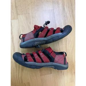KEEN Newport H2 Sandals Hybrid Ribbon Red/Gargoyle Kids Size 5.5-6 Women’s 7.5 thumbnail 5