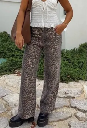 Beginning Boutique Brunet Leopard Print Straight Leg Jeans US 4 NWT thumbnail 1