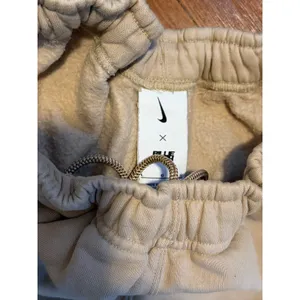 Nike x Billie Eilish NRG Fleece Sweatpants Mushroom‎ Beige Oversized L thumbnail 12