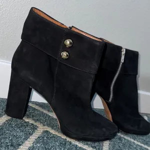 Kate Spade Black Suede Ankle Boots Block Heel Gold Button Size 9.5 thumbnail 3