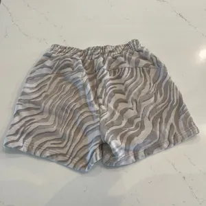 Sweaty Betty Essentials Shorts Light Grey Zebra Print‎ Size Small thumbnail 4