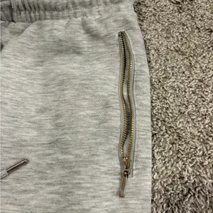 Forever 21 Juniors Grey Joggers Sweatpants Size XS Zippers EUC thumbnail 4