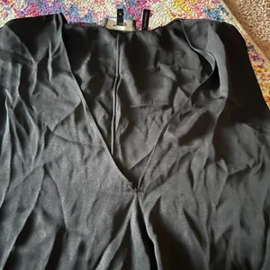 Theory black‎ v neck silk blend top M thumbnail 4
