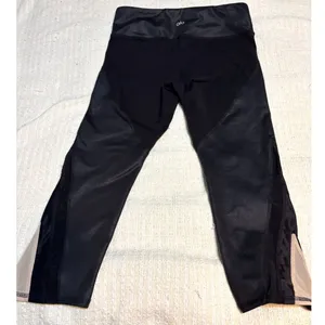Alo Yoga Black Cropped Leggings Mesh Panel Athletic Capri Pants Women’s S/M thumbnail 11