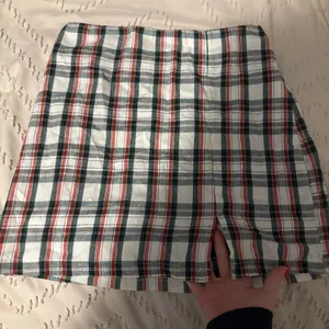 Red, Green & White Skirt Red Size M thumbnail 1
