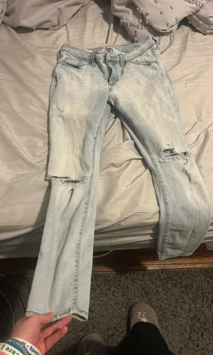 Universal Threads Mom Jeans thumbnail 1