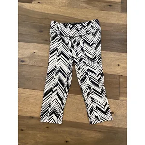 Nike Dri‑Fit Size L Black & White Print Capri Leggings thumbnail 2