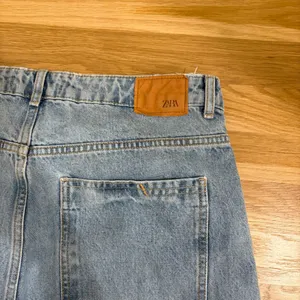 Zara Wide Leg Light Wash Jeans Size 12 thumbnail 4