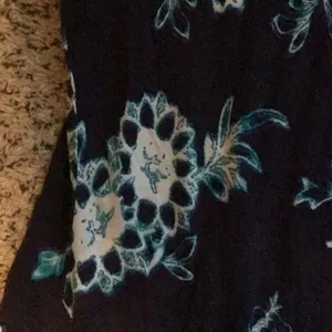 Daisy‎ Fuentes Purple with White and Blue Flowers size medium thumbnail 2