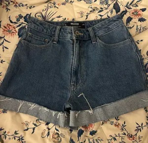 Hollister Shorts Jean High-Rise Mom Ultra 3" thumbnail 1
