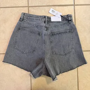 We Wore What Boyfriend Short Rigid Denim Washed Grey Jean Shorts 25 Summer NWT thumbnail 5
