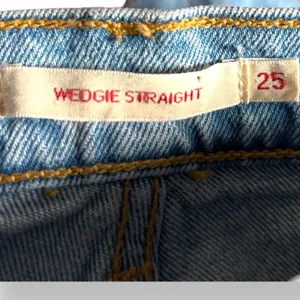 Levi’s Premium Wedgie Straight Jeans W25 L26 Light Wash‎ Distressed High Rise thumbnail 9