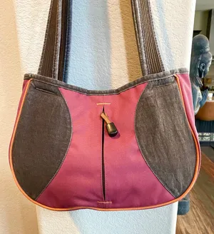 Like new bag with magnetic closer. Mint! Sz 12x8x4 thumbnail 2