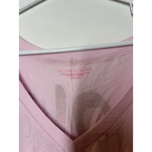 light pink Victoria's Secret graphic t red glitter "LOVE" on back V Neck L thumbnail 2