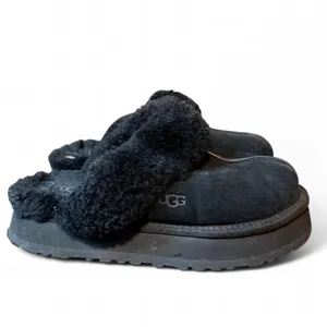 UGG Disquette Black Platform Slippers Women’s Size 8 Sheepskin Suede Cozy Slides thumbnail 2