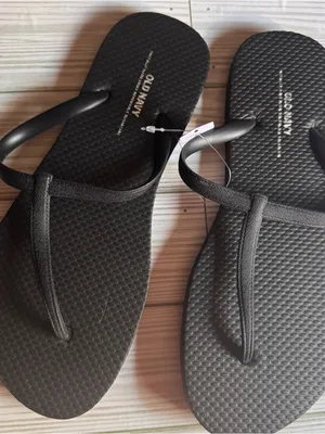 Old Navy Black Slim T Strap Flip Flops Low Heel Casual Style Sandals Sz 7 NWT thumbnail 1