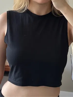 Black Zara sleeveless crop top thumbnail 1