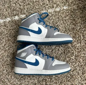 Nike Air Jordan 1 Retro Mid ‘True Blue’ thumbnail 3