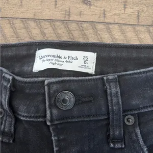 Abercrombie & Fitch Black Distressed Skinny Jeans thumbnail 5