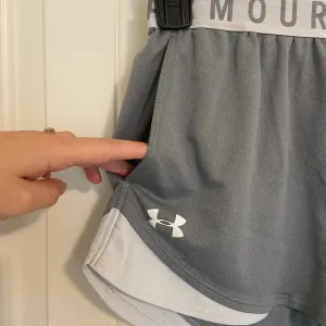 NWOT | Under Armour women’s heatgear “loose” light gray white athletic‎ shorts M thumbnail 2
