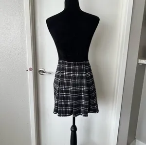 Lux LA Women’s Plaid Mini Skirt Black Size Medium thumbnail 2