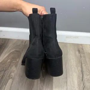 Express Womens Ankle Boots Booties Black Suede Block Heels Pointed Toe Zip Sz 6 thumbnail 4