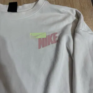 Nike Dri-Fit Oversized White/Pink Logo Training Pullover Sweater DA0391 Medium thumbnail 2