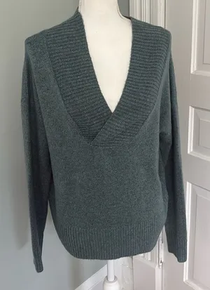 Evereve Sweater Size Small Teal Green Soft‎ V-Neck Size Small thumbnail 1
