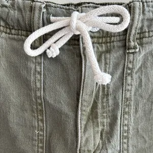 American Eagle Army Green Mid-Rise Shorts with a Tie Waistband, Stretch, Size 4 thumbnail 9