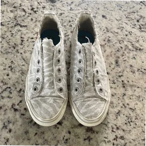 Blowfish Malibu Marley Sneaker Women 8 Gray Zebra Distressed Canvas Slip On Boho thumbnail 2