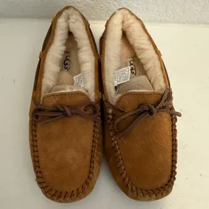 UGG Dakota Slipper Moccasin Chestnut Brown Suede Size 5 Shearling Lining NEW thumbnail 3