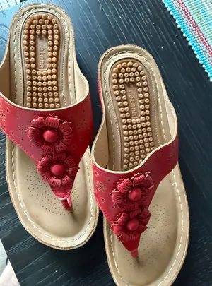 Earth Origins Cetana Red Leather Floral Thong Sandals Size 41 Massage Footbed thumbnail 1